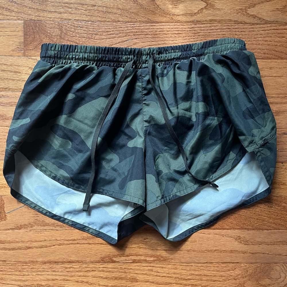 Old Navy Active XS camo green shorts